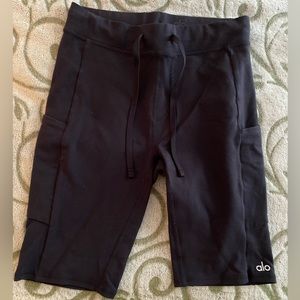 Alo Yoga shorts with pockets, S
